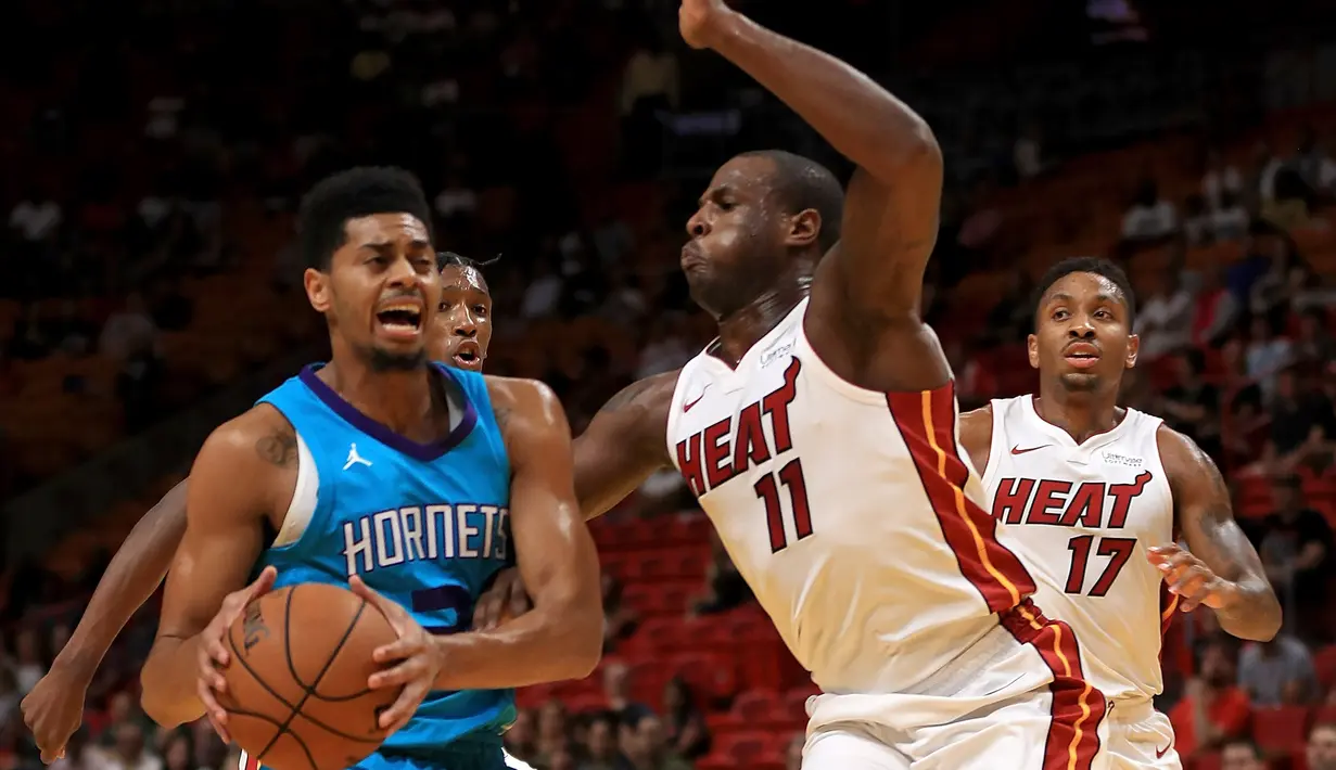 Pebasket Hornets, Jeremy Lamb #3 berusaha menerobos pertahanan Miami Heat yang dikawal Dion Waiters #11 pada laga NBA pre-season di American Airlines Arena, Miami, (9/10/2017). Miami Heat menang 109-106. (Mike Ehrmann/Getty Images/AFP)