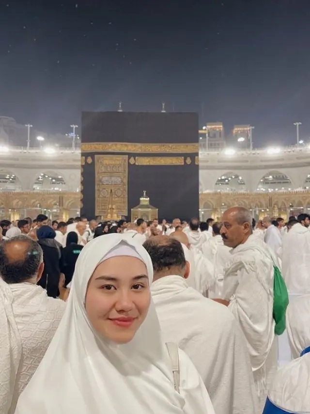 Aaliyah Massaid saat umrah (Instagram/aaliyah.massaid)