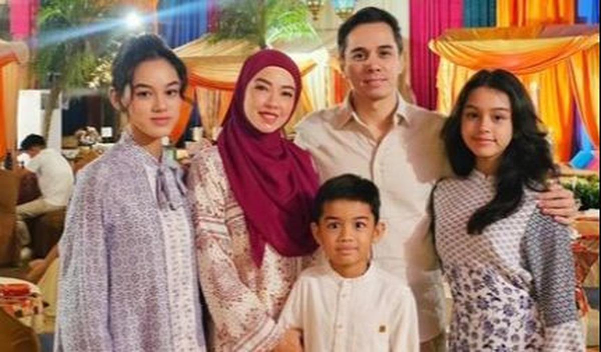Rionaldo Stockhorst sering membagikan momen bersama keluarganya di media sosial, memperlihatkan kebahagiaan yang terpancar dari wajah mereka.&nbsp;