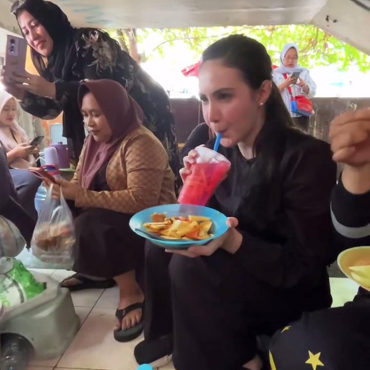 7 Potret Arumi Bachsin Ikutan Antri Rujak Buah Viral di Pasar, Ikut Jongkok Bareng Ibu-Ibu