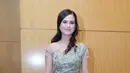 Artis muda Cut Meyriska datang ke resepsi pernikahan Glenn Alinskie dan Chelsea Olivia dengan gaun panjangnya yang glamor. (Galih W. Satria/Bintang.com)