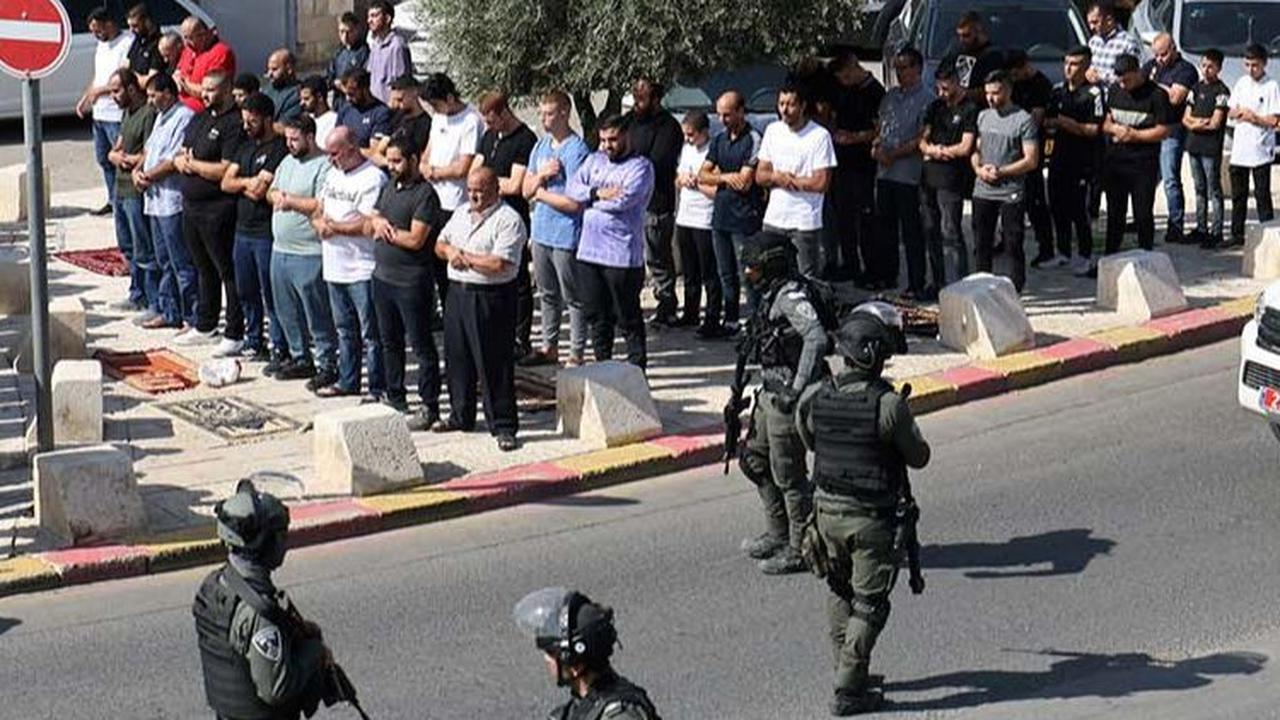 FOTO: Muslim Palestina Tak Gentar Salat Jumat di Tengah Penjagaan Ketat Polisi Israel Bersenjata Lengkap