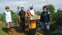 Petani dari kelompok tani Sangga Buana Desa Bandang Dajah, menunjukkan hasil panen perdana sistem pertanian ecofarming.