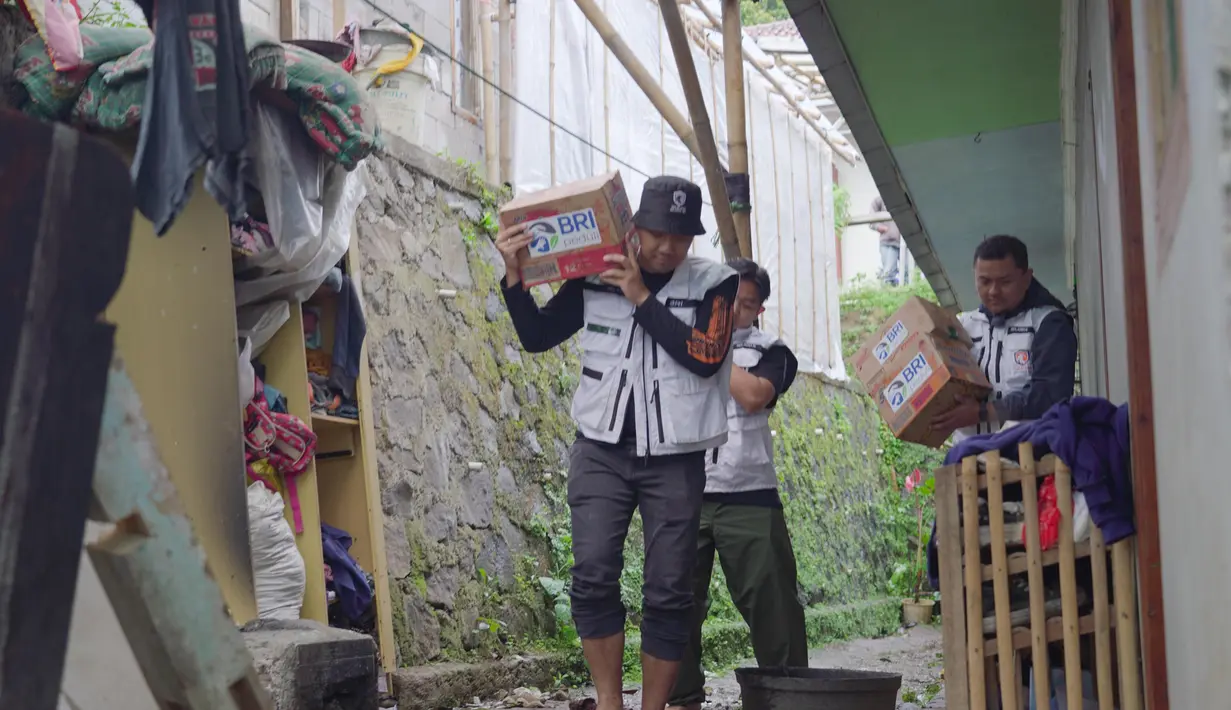 Relawan BRI Peduli menyalurkan bantuan berupa sembako, survival kit, obat-obatan, dan pakaian melalui unit kerja BRI terdekat, dengan memprioritaskan warga yang terdampak paling parah.