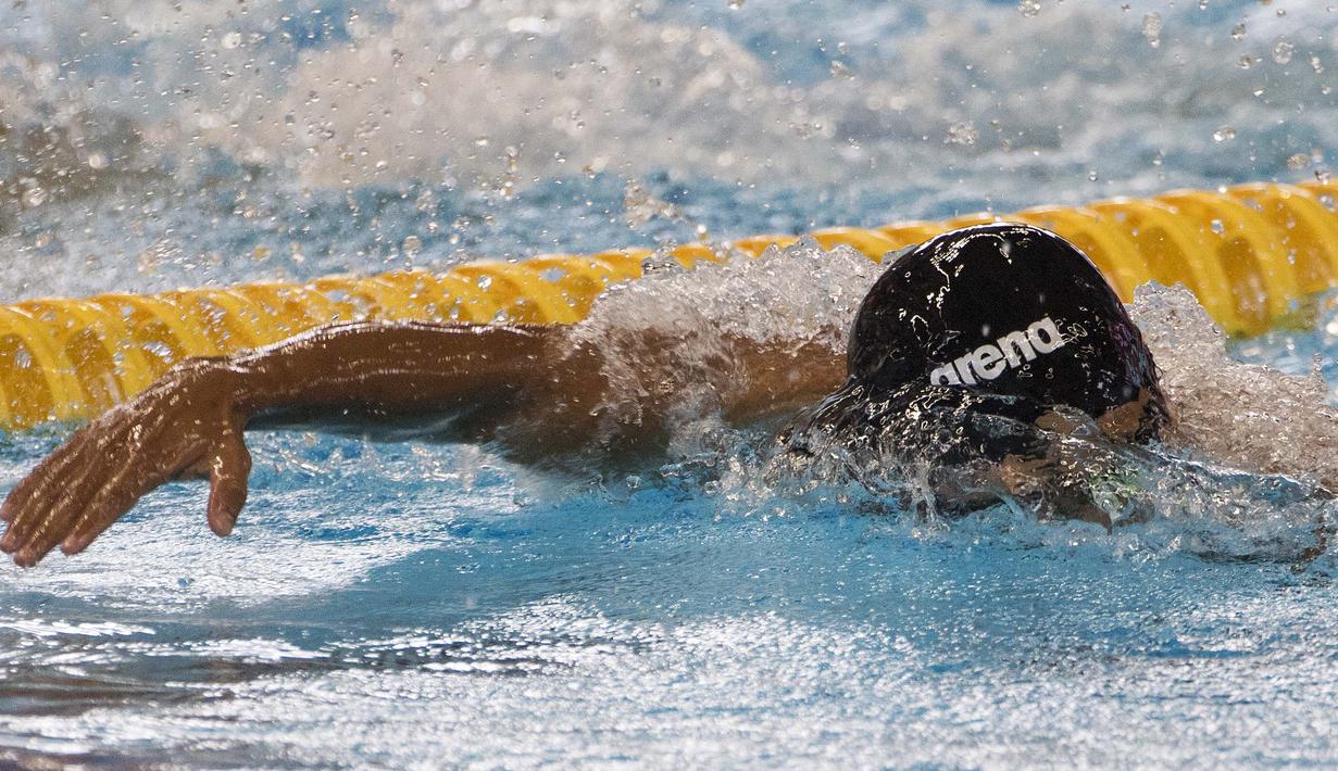 Jendi Panggabean perenang Indonesia saat beraksi pada kualifikasi cabang renang nomor 100 meter gaya bebas putra klasifikasi S9 Asian Para Games 2018 di Stadion Akuatik, Gelora Bung Karno Jakarta, Senin (8/10/2018). (Bola.com/Peksi Cahyo)