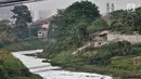 Kondisi Kali Bekasi yang tercemar limbah busa di kawasan Marga Jaya, Bekasi, Kamis (18/10). Pencemaran yang terjadi sejak tiga hari lalu menggangu produksi air bersih PDAM Tirta Patriot milik Pemkot Bekasi hingga 50 persen.  (Merdeka.com/Iqbal S. Nugroho)