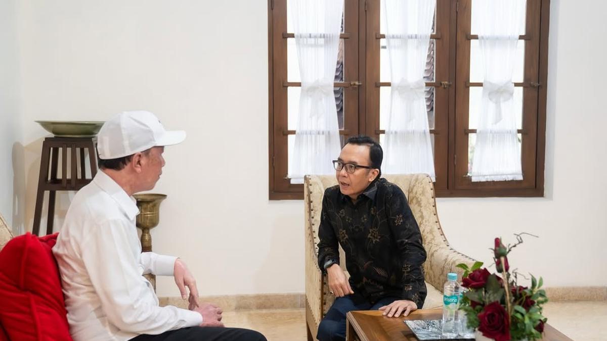 Potret Ari Lasso Diundang Makan-makan ke Rumah Jokowi, Akui Hubungan Kayak Bapak dan Anak