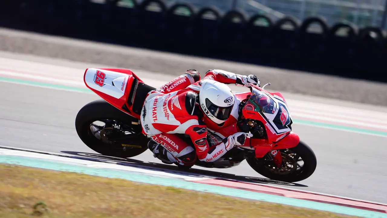 Foto: Herjun Atna Firdaus Kembali Juara Kelas AP250 pada Race Kedua ARRC Mandalika 2023, Pembalap Jepang Jawara di Kelas SS600