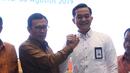 Direktur Utama BNI Achmad Baiquni memberikan selamat kepada Direktur Keuangan BNI Ario Bimo usai terpilih dalam RUPSLB, Jakarta, Jumat (30/8/2019). Rapat membahas perubahan susunan pengurus persereoan dengan menyetujui pengangkatan Ario Bimo sebagai Direktur Keuangan BNI. (Liputan6.com/Angga Yuniar)