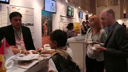 Pengunjung melihat salah satu stand saat pertemuan Asia Pasifik Urban Forum (APUF) ke-6 di Jakarta, Senin (19/10/2015). APUF-6 bertema 'Pembangunan Kota yang Berkelanjutan di Kawasan Asia-Pasifik: Menuju Agenda Baru Perkotaan'. (Liputan6.com/Angga Yuniar)