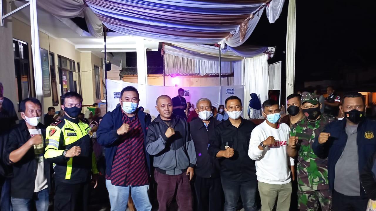 Forkopimcam bersama tokoh masyarakat nampak antusias menggelar vaksinasi covid-19 malam hari dengan sajian ragam kuliner pelaku UMKM Garut.