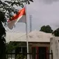 Pengibaran bendera ini dalam rangka memperingati kabar duka, atas meninggalnya Ketua KPU Husni Kamil Manik.