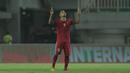 Pemain Naturalisasi Timnas Indonesia, Beto Goncalves berdoa sebelum laga melawan Korea Selatan U-23 pada laga uji coba di Stadion Pakansari, Bogor, (23/6/2018).  Indonesia U-23 kalah 1-2 dari Korea U-23. (Bola.com/Nick Hanoatubun)