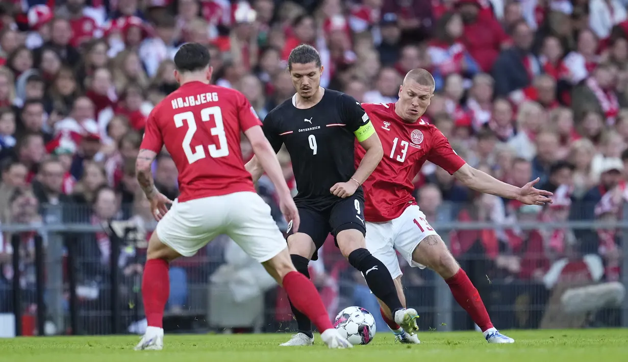 <p>Penyerang Austria, Marcel Sabitzer mengontrol bola dari kawalan dua pemain Denmark, Pierre Emile Hojbjerg dan Rasmus Nissen pada laga keempat Grup A1 UEFA Nations League 2022/2023 di Parken Stadium, di Kopenhagen, Selasa (14/6/2022). Denmark menang atas Austria dengan skor 2-0. (Claus Bech/Ritzau Scanpix via AP)</p>