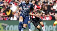 Bek Arsenal, Ben White (kiri) mencoba lepas dari adangan Mohamed Elyounoussi saat The Gunners bertamu ke markas Southampton dalam lanjutan Liga Inggris 2021/2022, Sabtu (16/4/2022) malam WIB. (Kieran Cleeves/PA via AP)