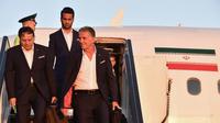 Pelatih Timnas Iran, Carlos Queiroz, dan pemainnya saat tiba di Rusia untuk Piala Dunia 2018 (5/6/2018). (AFP/Yuri Kadobnov)