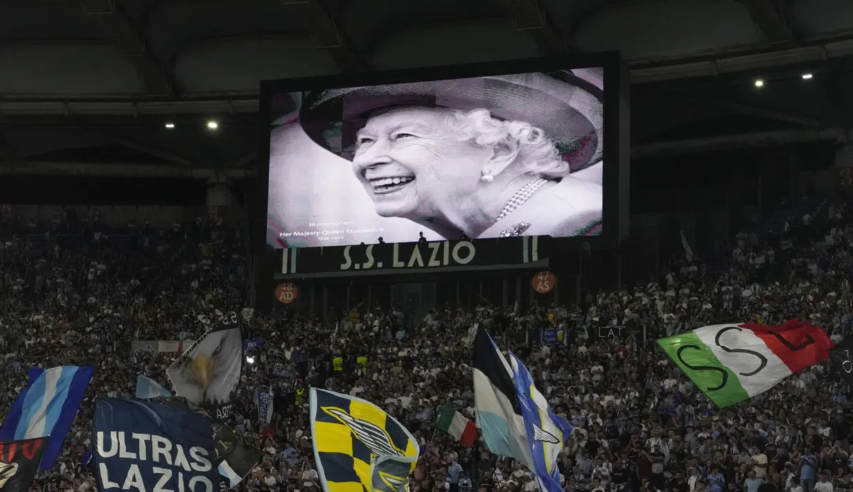 Foto mendiang Ratu Elizabeth II dari Inggris terlihat di layar raksasa sebelum menjadi bintang pertandingan sepak bola grup F Liga Europa antara Lazio dan Feyenoord, di stadion Olimpiade Roma, Kamis, 8 September 2022. (AP Photo/Andrew Medichini)