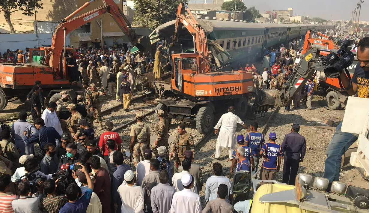 Alat berat digunakan untuk mencari korban kecelakaan kereta di di Karachi, Pakistan, Kamis (3/11). Akibat kecelakaan itu Tiga gerbong Farid Express rusak parah sedangkan dua gerbong lainnya rusak sebagian. (Reuters/Akhtar Soomro)