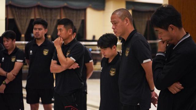 Asisten Pelatih Timnas Indonesia U-20, Nova Arianto bersama staf pelatih lainnya