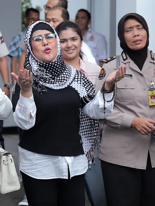 Selama tiga jam diperiksa, Elvy mengaku juga tak ketemu dengan putrinya, Dhawiya. Salah satu alasannya adalah jam besuk yang sudah habis. Ia mengaku belum bisa membayangkan saat ketemu dengan buah hatinya. (Deki Prayoga/Bintang.com)