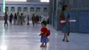 Anak-anak mengunjungi Hazrat-e-Ali atau Masjid Biru di Mazar-e-Sharif, Afghanistan, Rabu (7/7/2021). Suasana Masjid Biru cenderung sepi, kecuali ketika waktu salat. (AP Photo/Rahmat Gul)