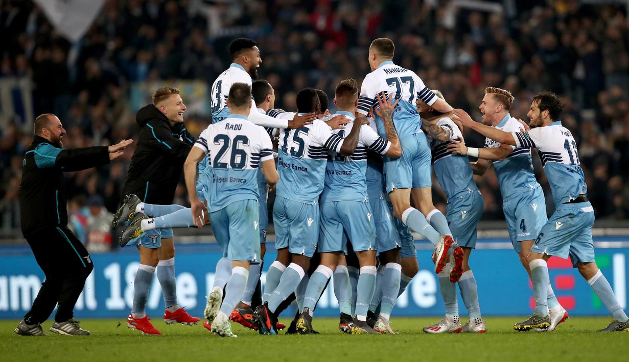 Para pemain Lazio melakukan selebrasi usai menjuarai Coppa Italia 2019 setelah mengalahkan Atalanta di Stadion Olympic, Roma, Rabu (15/5). Lazio menang 2-0 atas Atalanta. (AFP/Isabella Bonotto)