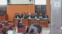 Terdakwa kasus pembunuhan Brigadir J, Putri Candrawathi saat mengikuti sidang di Pengadilan Jakarta Selatan, Rabu (11/1/2023). Dalam sidang tersebut Putri Candrawathi diperiksa sebagai terdakwa dalam perkara pembunuhan berencana Brigadir Nofriansyah Yosua Hutabarat alias Brigadir J. (Liputan6.com/Angga Yuniar)