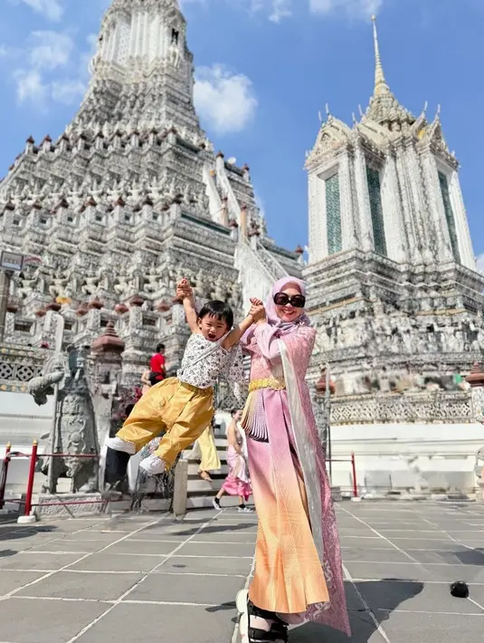 Ria Ricis kembali mengajak buah hatinya, Moana berlibur. Jika kemarin liburan mereka di Yogyakarta, kini mereka berlibur di Thailand.