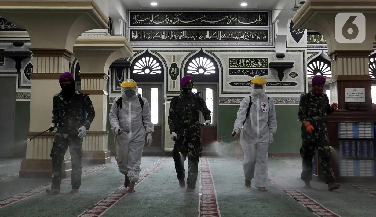 Petugas PMI beserta TNI menyemprotkan cairan disinfektan di Masjid Agung Al Azhar, Jakarta, Rabu (3/6/2020). Penyemprotan tersebut untuk mencegah penyebaran virus corona COVID-19 di rumah ibadah jika nantinya kembali dibuka untuk umum saat pemberlakuan new normal. (Liputan6.com/Johan Tallo)