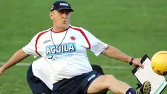 Aksi pelatih Kolombia, Eduardo Lara dengan bola saat sesi latihan di Medellin, Antioquia Deparment, 31 Agustus 2009, jelang laga kualifikasi lawan Ekuador. AFP PHOTO/Raul ARBOLEDA 