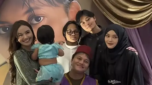 Putri Delina saat Beri Kejutan Ulang Tahun Rizky Febian ke-28. [@putridelinaa]