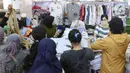 <p>Calon pembeli memilih baju di Pasar Tanah Abang, Jakarta, Sabtu (23/4/2022). Menjelang Lebaran, Pasar Tanah Abang dipadati pengunjung yang memburu busana atau pakaian muslim untuk menyambut Hari Raya Idul Fitri 1443 Hijriah. (Liputan6.com/Herman Zakharia)</p>