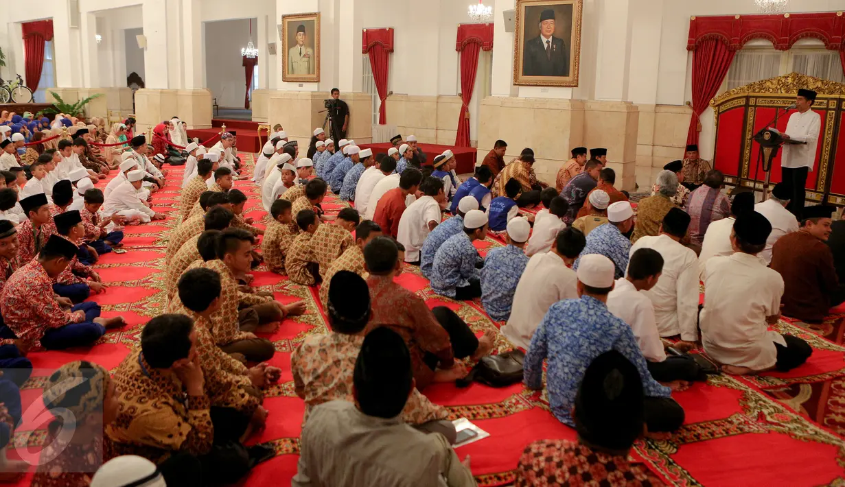 Presiden Jokowi memberikan sambutan saat acara buka puasa bersama ratusan yatim di Istana Negara, Jakarta, Kamis (18/6/2015). (Liputan6.com/Faizal Fanani)