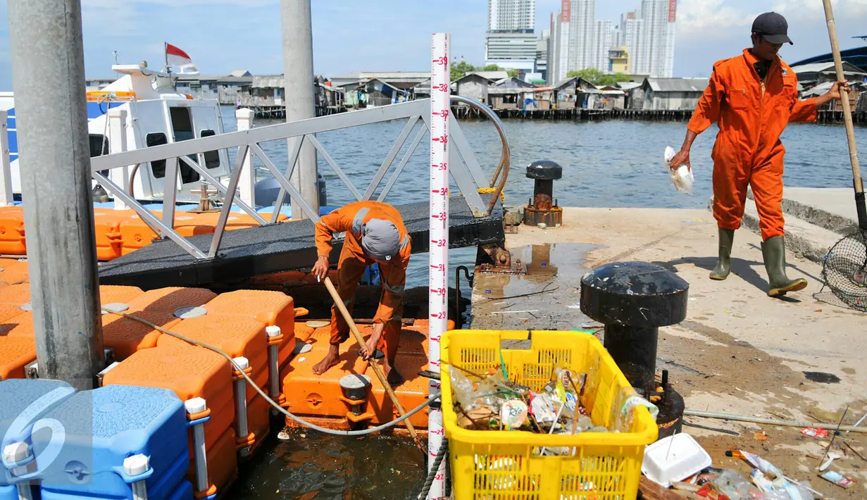 Petugas kebersihan UPK Pesisir dan Pantai membersihkan sampah di Dermaga Kali Adem, Jakarta, Kamis (14/4/2016). Kurangnya pemahaman warga tentang kebersihan lingkungan membuat Dermaga Kali Adem kerap dipenuhi sampah. (Liputan6.com/Yoppy Renato)