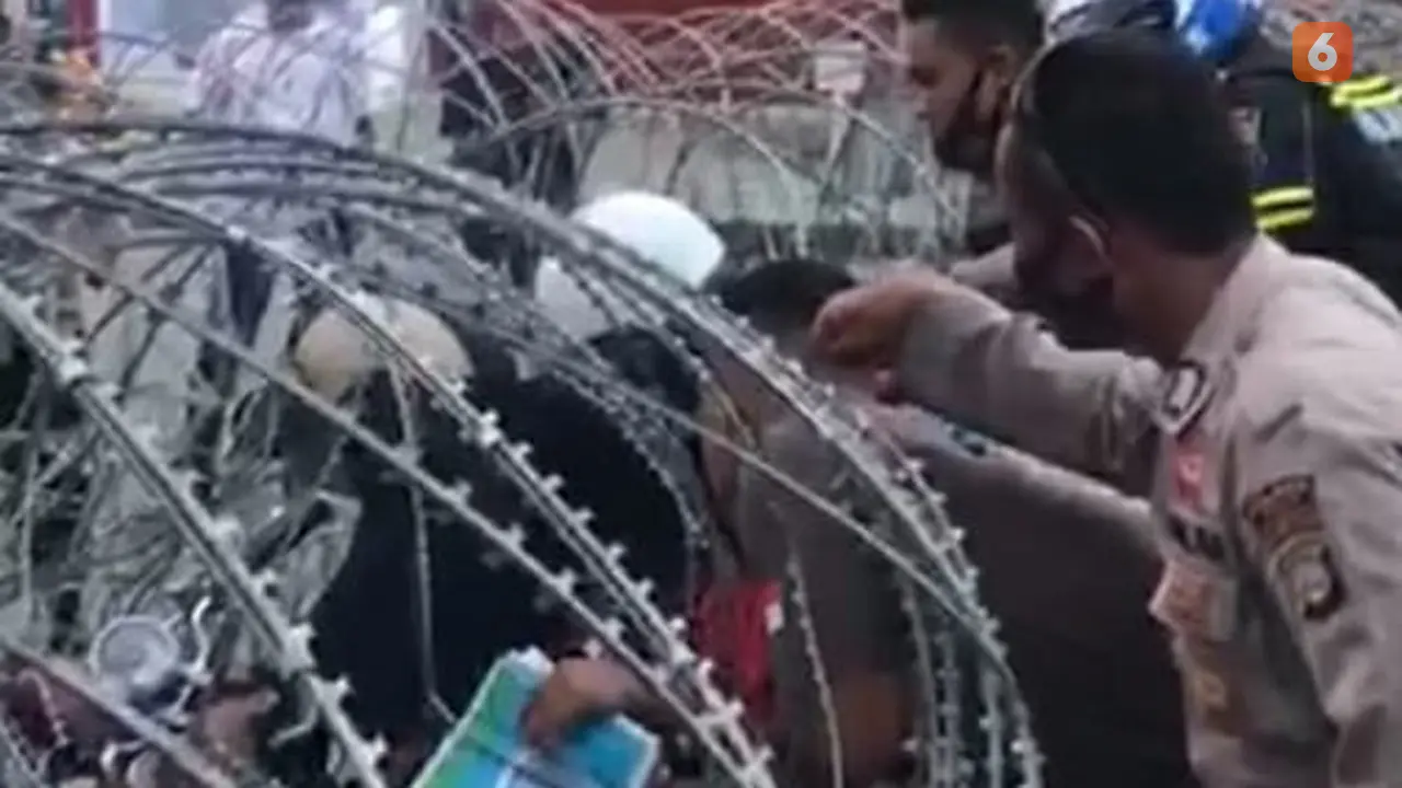 foto mak-mak usai menabrak kawat berduri di Palu