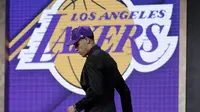 Rekrutan anyar LA Lakers, Lonzo Ball, mengaku sangat mengidolai LeBron James. (EPA/Jason Szenes)