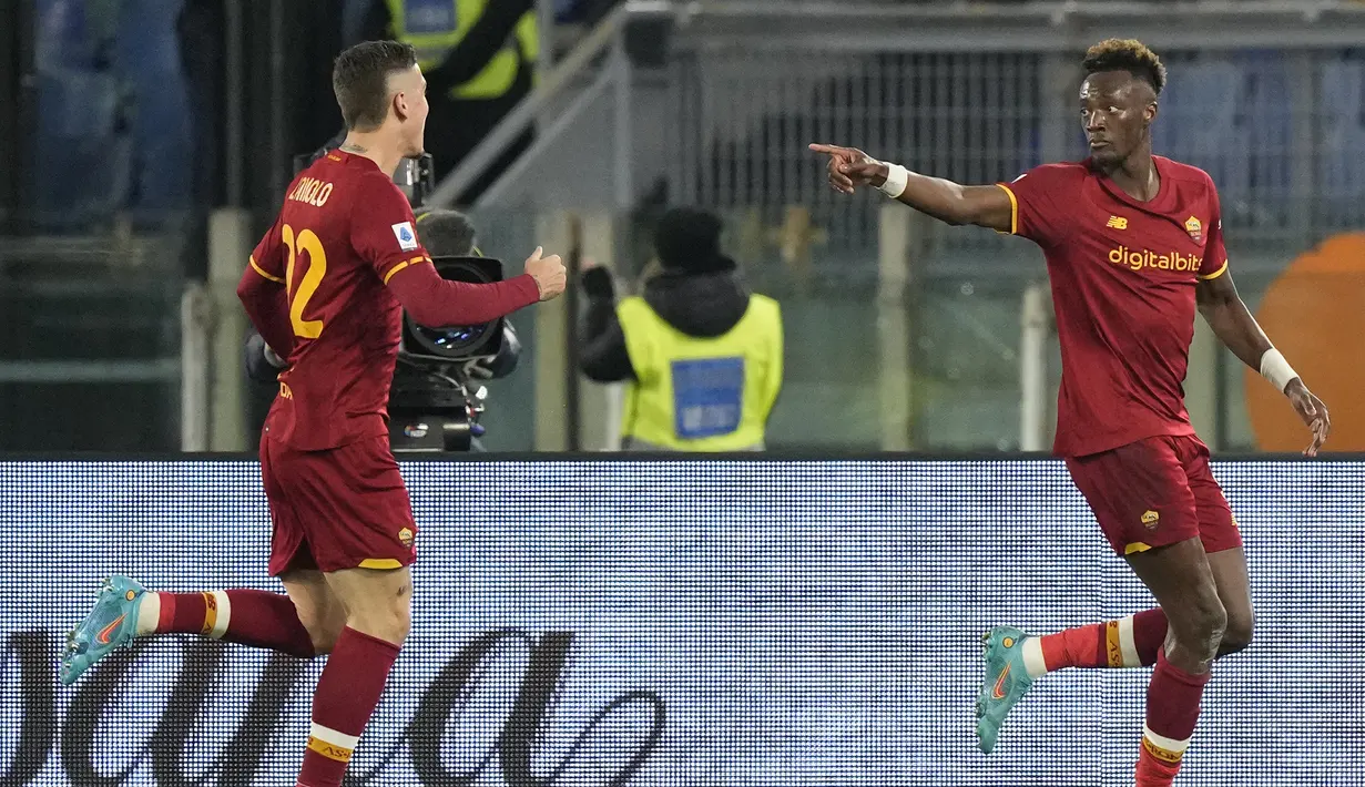 Hingga laga usai skor 1-0 untuk kemenangan AS Roma tetap bertahan. Laga sempat memanas di masa injury time. Masing-masing tim kehilangan satu pemainnya akibat akumulasi kartu kuning, Marten De Roon di kubu Atalanta dan Henrikh Mkhitaryan di kubu AS Roma. (AP/Andrew Medichini)
