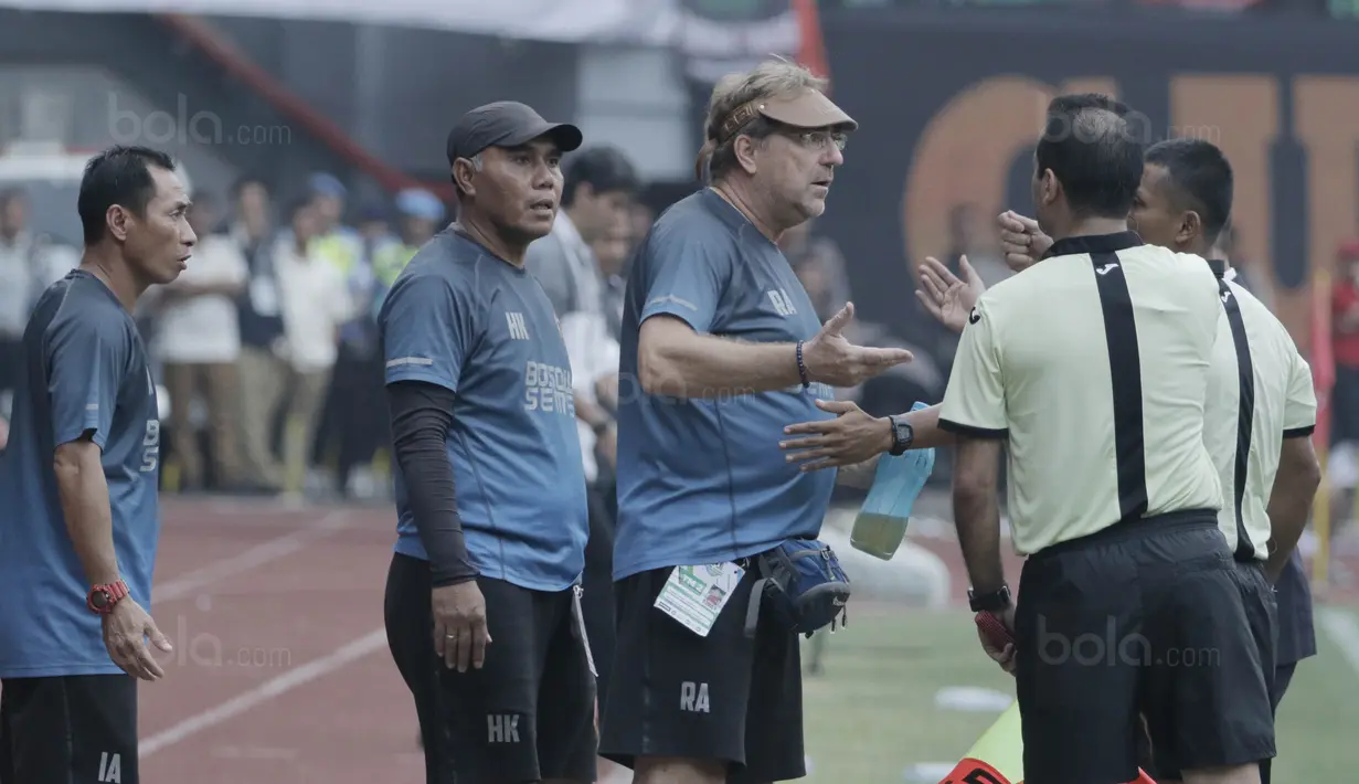 Pelatih PSM, Robert Rene Alberts, melakukan protes kepada wasit saat pertandingan melawan Persija pada laga Liga 1 di Stadion Patriot, Bekasi, Selasa  (15/8/2017). Persija bermain imbang 2-2 dengan PSM. (Bola.com/M Iqbal Ichsan)