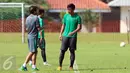 Pemain Timnas Indonesia, Hanif Sjahbandi (kanan) menyimak arahan pelatih Luis Milla Aspas jelang laga uji coba melawan Persita di Lapangan SPH Karawaci, Tangerang, Selasa (25/4). Timnas Indonesia U-22 unggul 2-1. (Liputan6.com/Helmi Fithriansyah)