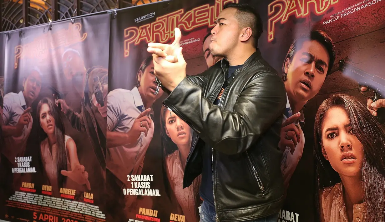 "Wuah jalani tiga pekerjaan susahnya setengah mati ya. Pusing, yah gua take, terus mesti nge direct pemainnya juga dan ngurusin kendala teknis," kata Pandji. (Nurwahyunan/Bintang.com)