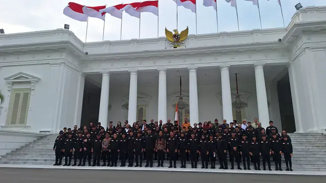 Presiden Joko Widodo atau Jokowi melepas 29 atlet yang akan bertanding untuk Olimpiade Paris 2024, Rabu (10/7/2024). (Liputan6.com/Lizsa Egeham)