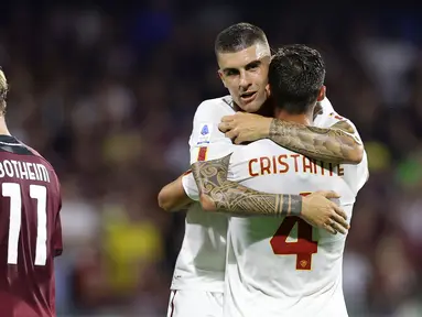 Pemain AS Roma Bryan Cristante merayakan gol pertama timnya atas Salernitana pada pertandingan sepak bola Serie A Italia di Stadion Arechi, Salerno, Italia, 14 Agustus 2022. AS Roma menang 1-0. (Alessandro Garofalo/LaPresse via AP)