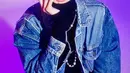 Masih dengan jaket denimnya, personel boy group asal Korea Selatan ini memadukannya dengan turtle neck berwarna gelap. Penyanyi kelahiran 2002 ini memiliki background bermusik sebelum debut menjadi idol. (Instagram/@enhypen)