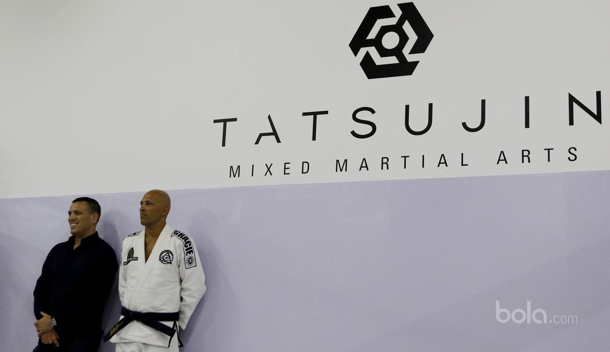 Legenda UFC, Royce Gracie, dan pendiri Tatsujin, Martijn De Jong saat pelatihan MMA di Jakarta, Senin (17/7/2017). Kedatangan pria asal Brasil tersebut untuk memberikan pelatihan sekaligus meresmikan Tatsujin MMA Indonesia. (Bola.com/M Iqbal Ichsan)