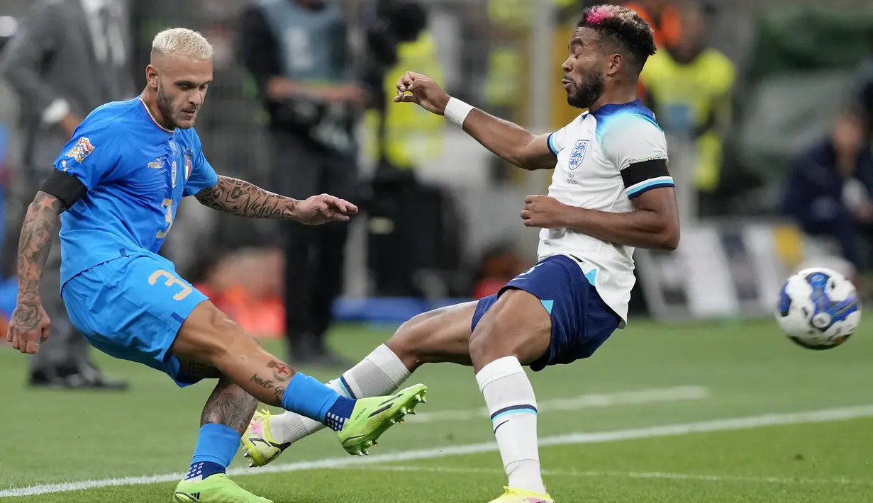 <p>Gelandang Italia, Federico Dimarco berduel memperebutkan bola dengan bek Inggris, Reece James selama pertandingan UEFA Nations League di stadion San Siro, di Milan, Italia, Jumat, 23 September 2022. Italia menang tipis atas Inggris 1-0. (AP Photo/Antonio Calanni)</p>