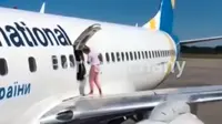 Seorang Wanita Berdiri di Sayap Pesawat (Instagram/boryspilchany)