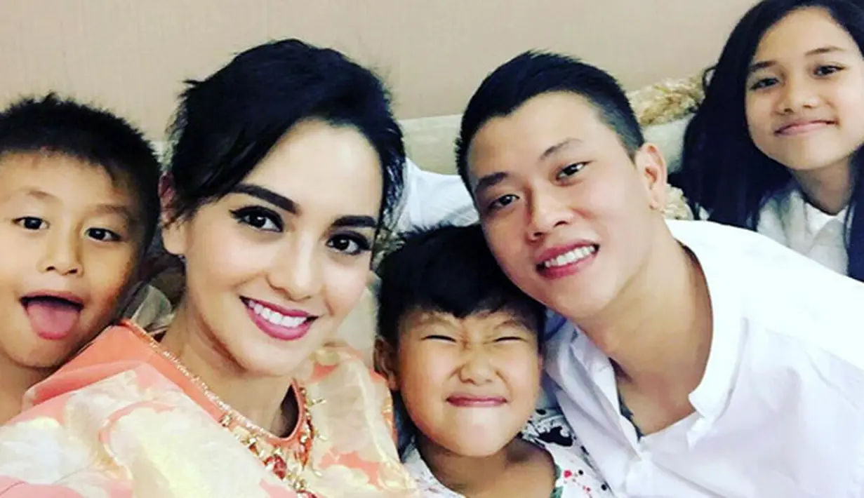 Beberapa kali mengurungkan niatnya untuk umrah, Fery Wijaya tetap mendorong Ririn Ekawati berangkat untuk mendoakannya. Ia dan mamanya diantar Fery ke bandara berangkat umrah, dan Fery langsung berangkat menjalani kemoterapi. (Instagram/fery_wijaya88)