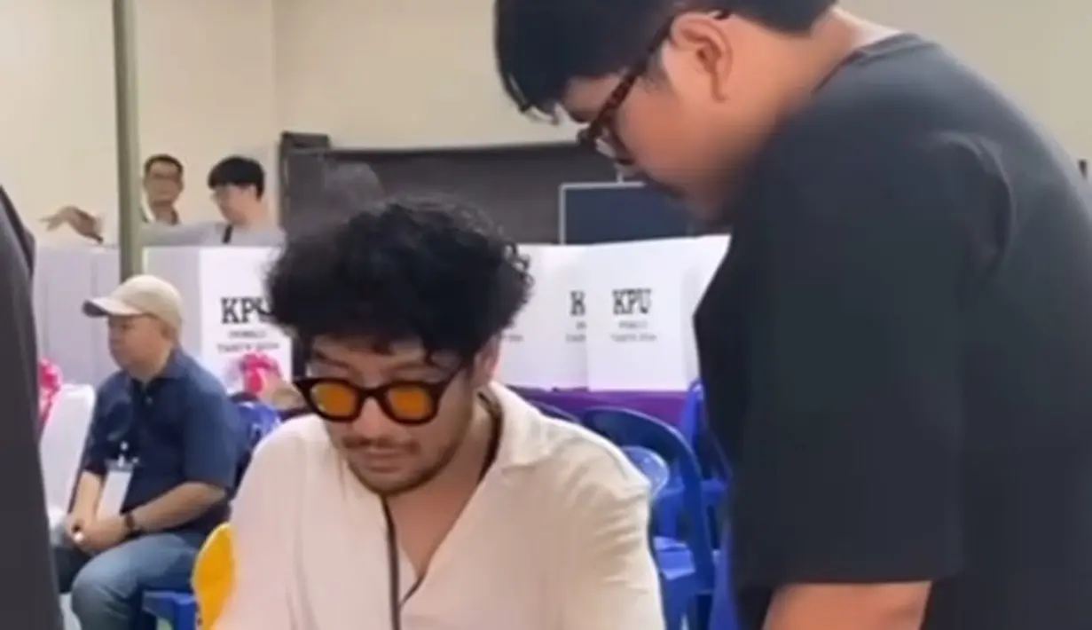 Kunto Aji memilih gaya semi-formal dengan memadukan kemeja dan sarung berwarna merah maroon. [Foto: TikTok/nyunyu.joea]