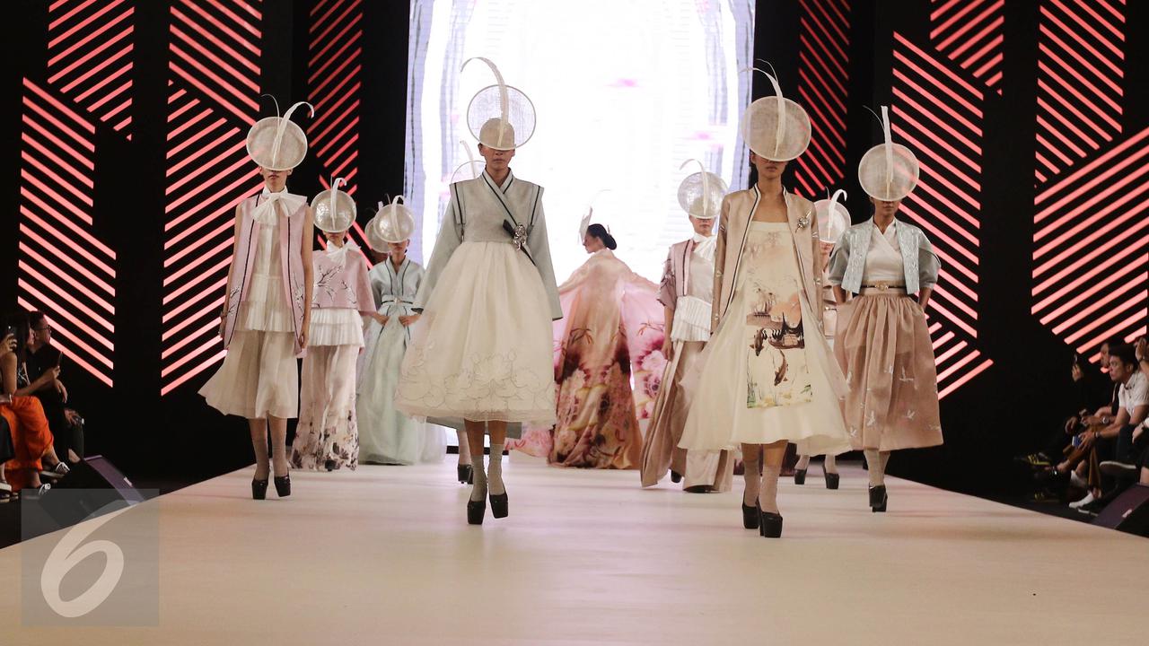 Rancangan Denny Wirawan dalam Senayan City Fashion Nation