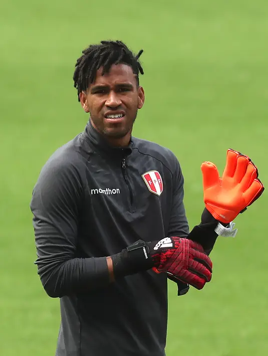Kiper Peru Pedro Gallese memakai sarung tangan saat mengikuti sesi pelatihan di Rio de Janeiro, Brasil (6/7/2019). Peru akan menghadapi Brasil pada babak final Copa America 2019. (AP Photo/Natacha Pisarenko)